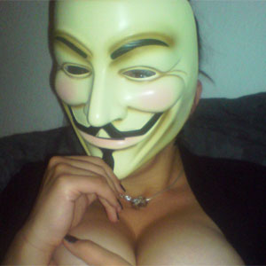 Fã do grupo Anonymous usa máscara do filme V de Vingança (Foto: Reprodução)