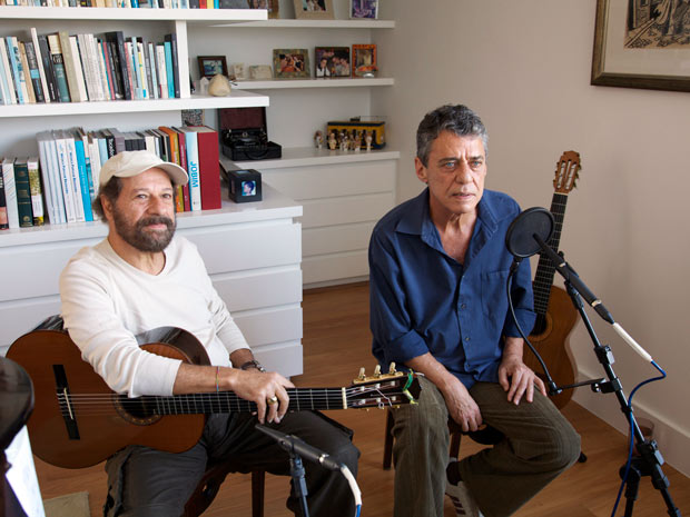 João Bosco (à esq.) e Chico Buarque durante apresentação na casa do cantor transmitida pela internet (Foto: Mario Canivello/Divulgação)