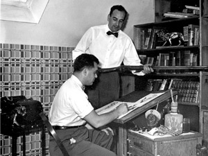 Joe Simon (em pé) e Jack Kirby, cocriadores de Capitão América, durante os primeiros anos de trabalho (Foto: Titan Books/AP)