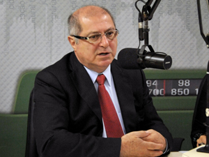 O ministro das Comunicações, Paulo Bernardo, durante o programa 'Bom Dia Ministro' (Foto: Elza Fiúza/Agência Brasil)