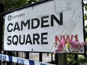 Placa de Camden Square, onde Amy morreu (Foto: AFP)