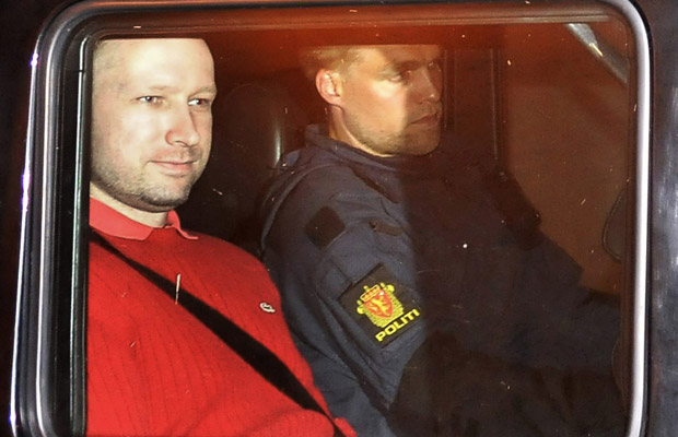 Anders Behring Breivik, à esquerda, é transportado em carro da polícia nesta segunda-feira (25) em Oslo, capital da Noruega (Foto: Reuters)