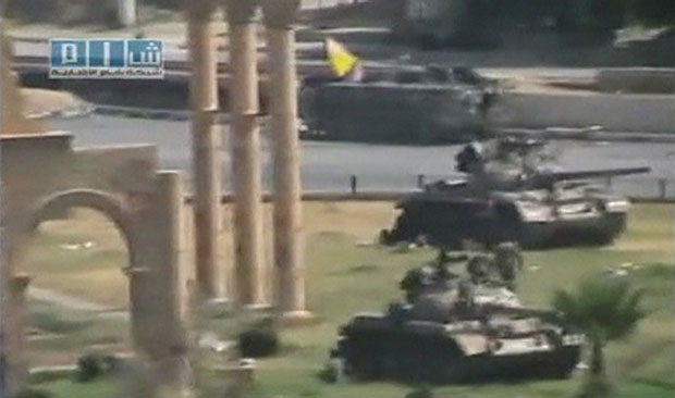 Tanques são vistos em meio à cidade de Hama, em vídeo postado nesta segunda (1º) no Youtube (Foto: Reuters)