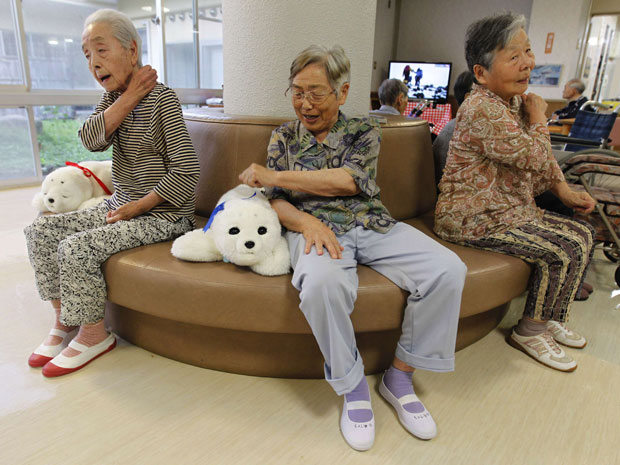 Com o acidente nuclear em Fukushima, os idosos tiveram que deixar o asilo de Suisyoen durante dois meses por conta do risco de radiação. Quando foi permitido que eles retornassem, em meados de maio, o departamento de robótica da empresa Daiwa House se ofereceu para emprestar os robôs à instituição por dois anos. (Foto: Kim Kyung-Hoon/Reuters)