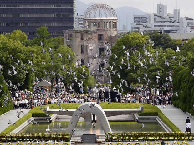Bomba atômica que caiu sobre Hiroshima acabou de forma imediata com a vida de 120 mil pessoas (Foto: Koji Sasahara / AP)