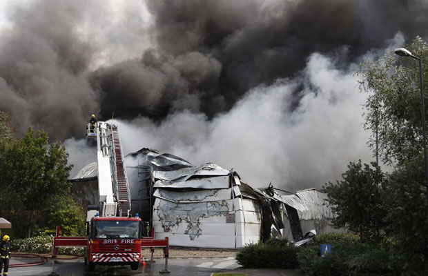 Bombeiros tentam apagar fogo no Sony Centre, em Enfield, Londres (Foto: Chris Helgren/Reuters)