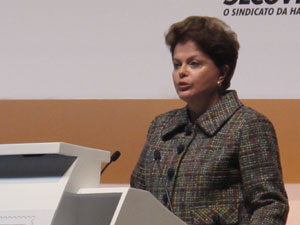 Dilma discursa durante evento em São Paulo (Foto: Angélica Oliveira/G1)