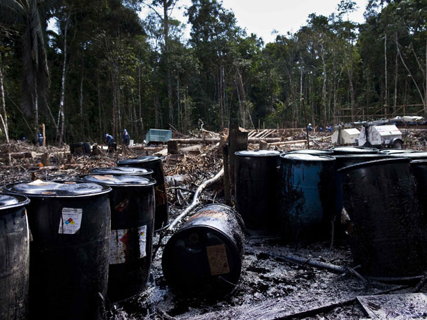 Estima-se que o processo de limpeza do óleo vazado demore cerca de um mês. (Foto: Antonio Escalante/Reuters)