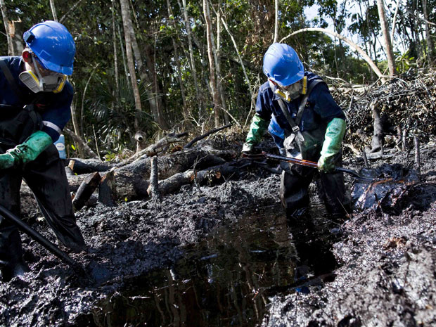 Funcionários da empresa argentina Pluspetrol trabalham na limpeza do equivalente a cerca de 1,1 mil barris de petróleo na região amazônica de Loreto, no Peru. As imagens da véspera foram divulgadas nesta quinta (11). (Foto: Antonio Escalante/Reuters)