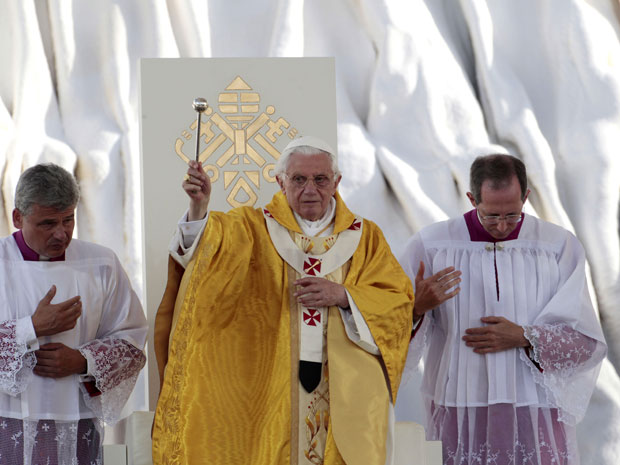 Papa Bento XVI celebrou neste domingo (21) missa de encerramento da Jornada Mundial da Juventude, em Madri (Foto: Gregorio Borgia/AP)