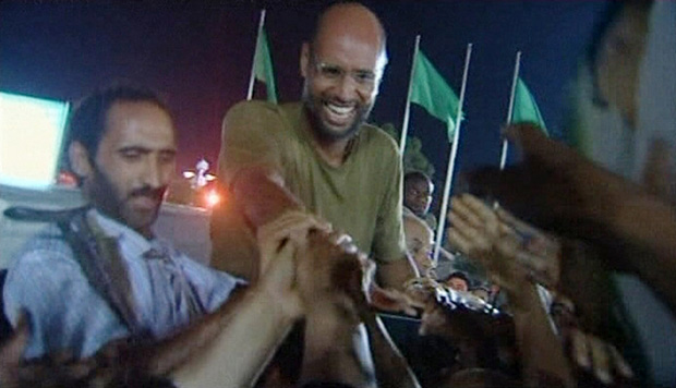 Saif cumprimenta apoiadores de Kadhafi em imagem da TV líbia (Foto: Reuters)