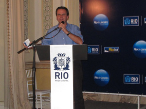 O prefeito Eduardo Paes anuncia o aumento da capacidade da rede hoteleira (Foto: Lilian Quaino/G1)