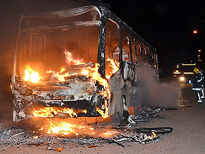 Ônibus incendiado em João Pessoa, PB (Foto: Walter Paparazzo/G1)