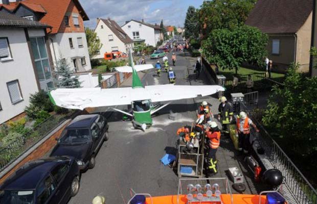 Equipes de emergência trabalham neste domingo (28) no local da queda de um pequeno avião na cidade alemã de Stockstand (Foto: AFP)