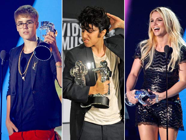 Justin Bieber (esq) recebeu o prêmio de melhor vídeo masculino;  Lady Gaga (centro) se vestiu como um homem e faturou duas estatuetas e Britney Spears (dir) levou o prêmio de melhor vido pop. (Foto: AP Photo)