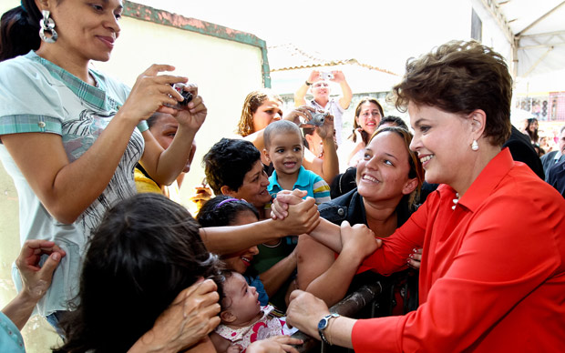 Presidente Dilma cumprimenta população de Cupira, em Pernambuco, onde assina ordens de serviços de obras de barragens (Foto: Roberto Stuckert Filho / Presidência)