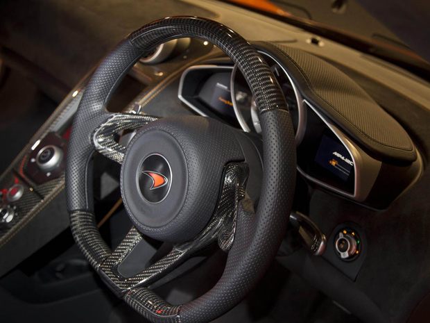 McLaren MP4-12C Volcano Orange tem diversas partes em fibra de carbono, como o volante (Foto: Divulgação)