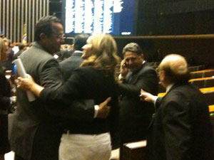 Jaqueline Roriz (PMN-DF) abraça colegas no plenário um dia após se livrar da perda do mandato (Foto: Andréia Sadi / G1)