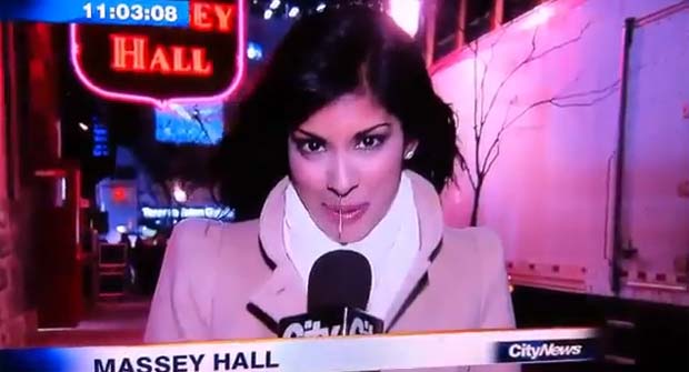 A repórter Saphia Khambalia, da emissora City TV News, de Toronto (Canadá), passou por um momento constrangedor depois que seu nariz escorreu durante a transmissão de uma notícia ao vivo. (Foto: Reprodução)