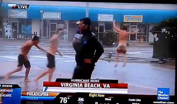 No dia 27 de agosto de 2011, ' repórter Eric Fisher, da 'Weather Channel', apresentava uma reportagem sobre o furação Irene em Virginia Beach, quando um jovem surgiu atrás dele, baixou o calção e deixou as nádegas e a genitália à mostra. (Foto: Reprodução)