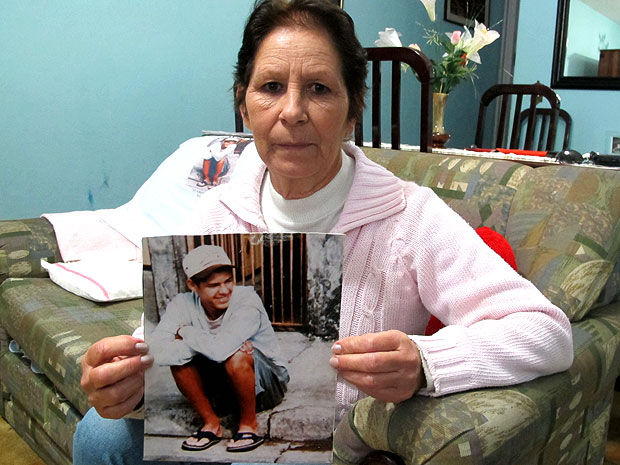 A aposentada Valquíria Marques dos Santos, que teve o filho de 15 anos assassinado por um PM: "Os policiais que levaram meu menino continuam na ativa" (Foto: Raphael Prado/G1)