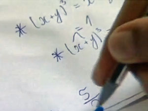 Estudante do ensino médio faz exercício de matemática (Foto: GloboNews/Reprodução)