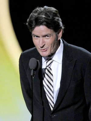 O ator Charlie Sheen durante apresentação no Emmy (Foto: AP)