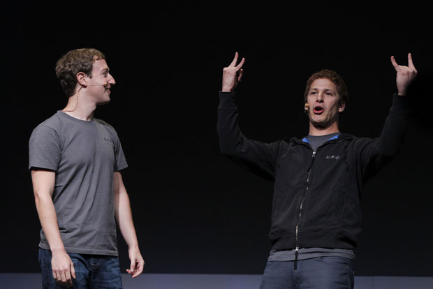 O comediante Andy Sandberg, do SNL (? dir.) imita Mark Zuckerberg em evento f8 (Foto: Robert Galbraith/Reuters)