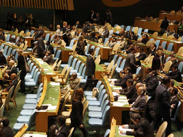 Diplomatas deixam o recinto durante a fala do presidente do Irã, Mahmoud Ahmadinejad, na Assembleia Geral da ONU, nesta quinta-feira (22) (Foto: Reuters)