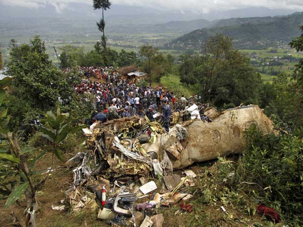 Destroços da pequena aeronave que caiu no Nepal. (Foto: AP Photo)