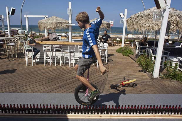 Lutz Eichholz andou com um monociclo por 8,93 metros sobre uma fileira de garrafas de cerveja. (Foto: Reuters)