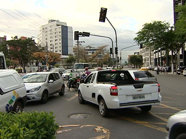 Sem os semáforos, o trânsito ficou complicado durante apagão no ES (Foto: Reprodução/ TV Gazeta)