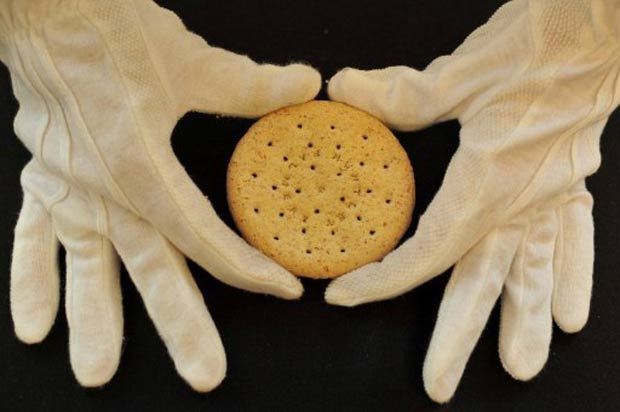 Expectativa é que o biscoito alcance entre 1 mil e 1,5 mil libras. (Foto: Ben Stansall/AFP)