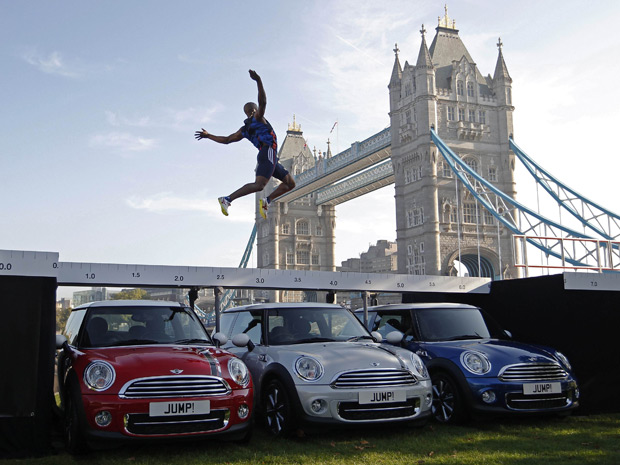 JJ Jegede saltou sobre três modelos da marca Mini em uma distância de seis metros (Foto: Andrew Winning/Reuters)