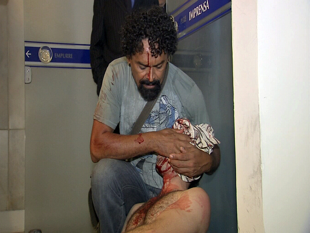 Manifestante fica ferido em confronto com a polícia na Assembleia Legislativa do Ceará. (Foto: TV Verdes Mares/Reprodução)