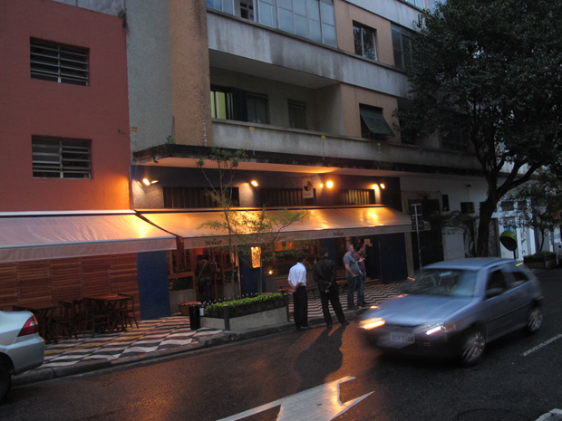 Calçado próxima de restaurante onde rapaz foi agredido (Foto: Roney Domingos/ G1 )