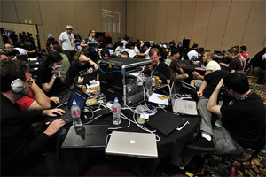 'Ninho' de hackers na DEF CON 17, em 2009 (Foto: Nate Grigg/CC/BY)