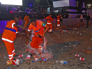 Garis da Comlurb recolhem o lixo da Cidade do Rock (Foto: Divulgação/Comlurb)