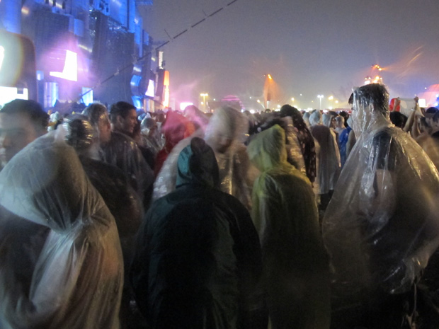 Pessoas vestem capas de chuva na Cidade do Rock, nesta segunda-feira, no último dia do Rock in Rio (Foto: G1)