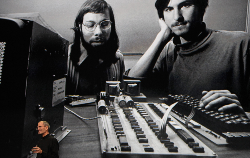 Jobs mostra uma foto sua com Steve Wozniak, com quem fundou a Apple, nos primeiros dias da companhia, fundada em 1976