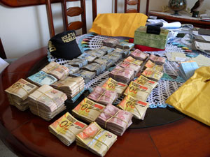 Dinheiro apreendido num galpão onde a PF encontrou carros importados (Foto: Divulgação/PF)