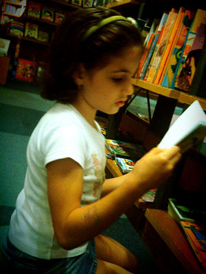 Carolina Miletic, de 8 anos, tem o hábito da leitura desenvolvido deste pequena (Foto: Arquivo pessoal)