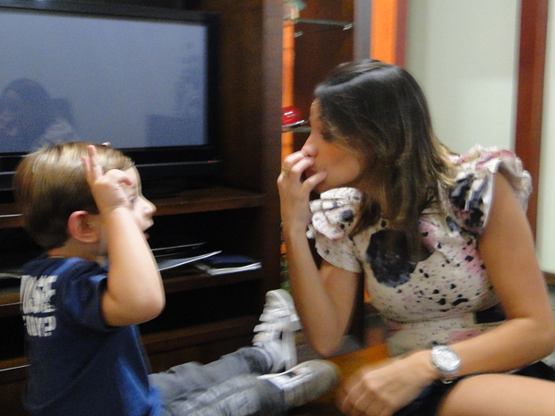 Aos quatro anos, Fabrízzio, que é filho de surdos, se comunica em Libras e está aprendendo Português (Foto: Fernanda Brescia/G1)