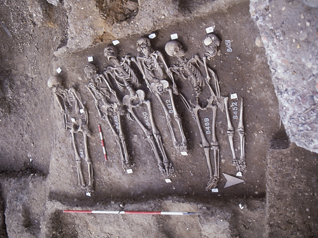 Restos mortais de cinco pessoas que faleceram por causa da peste negra há 660 anos. (Foto: Museu de Londres / Divulgação)