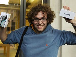 O jovem Matthew Kelly comemora a compra de duas unidades do novo celular (Foto: Reuters)