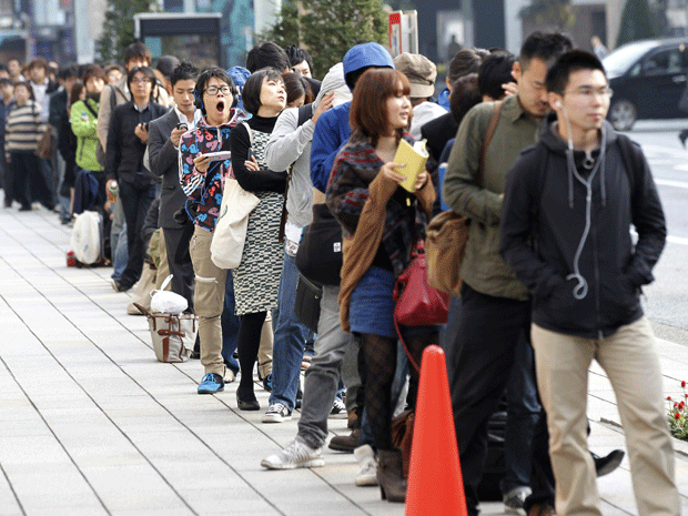 Fila de clientes por iPhone 4S no Japão (Foto: Kim Kyung-Hoon/Reuters)