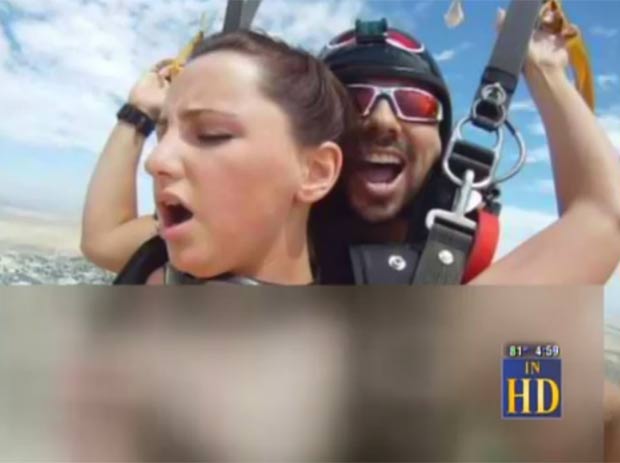 Alex Torres e Hope Howell fizeram sexo durante salto de paraquedas. (Foto: Reprodução)