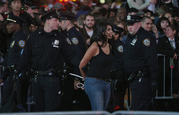 Policiais prendem uma manifestante durante protesto na Times Square, em Nova York (Foto: Eduardo Munoz/Reuters)