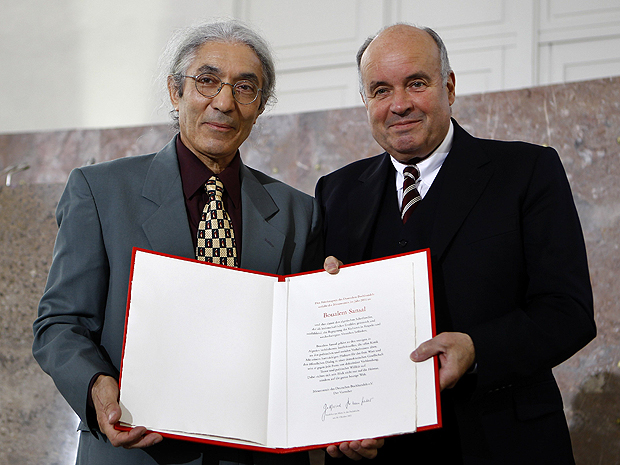 O escritor Boualem Sansal (à esquerda) recebe o the Peace Prize  (Foto: Reuters)