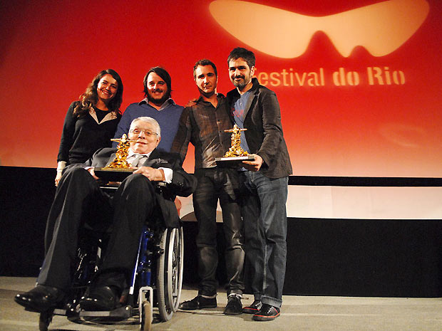 Chico Anysio (na cadeira de rodas) exibe o prêmio especial do júri junto com a equipe do longa 'A hora e a vez de Augusto Matraga' (Foto: Alexandre Durão/G1)